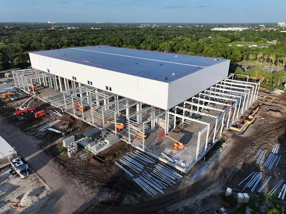 B&acirc;timent &agrave; structure m&eacute;tallique pr&eacute;fabriqu&eacute;e